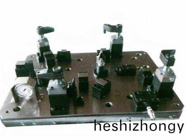 齿轮室(shi)罩(zhao)盖(gai)液压(ya)夹(jia)具